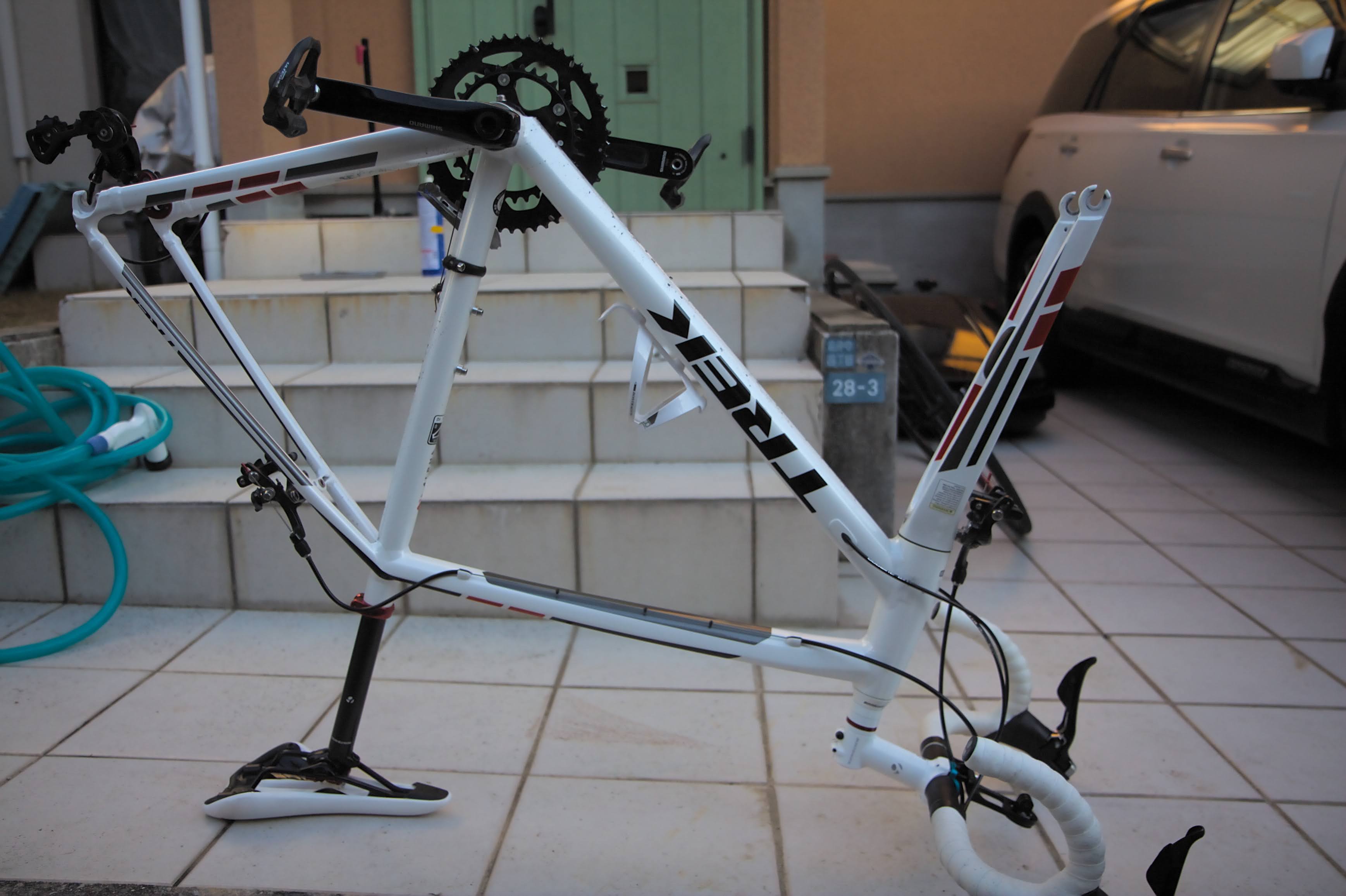 ホイールを外しひっくり返した自転車