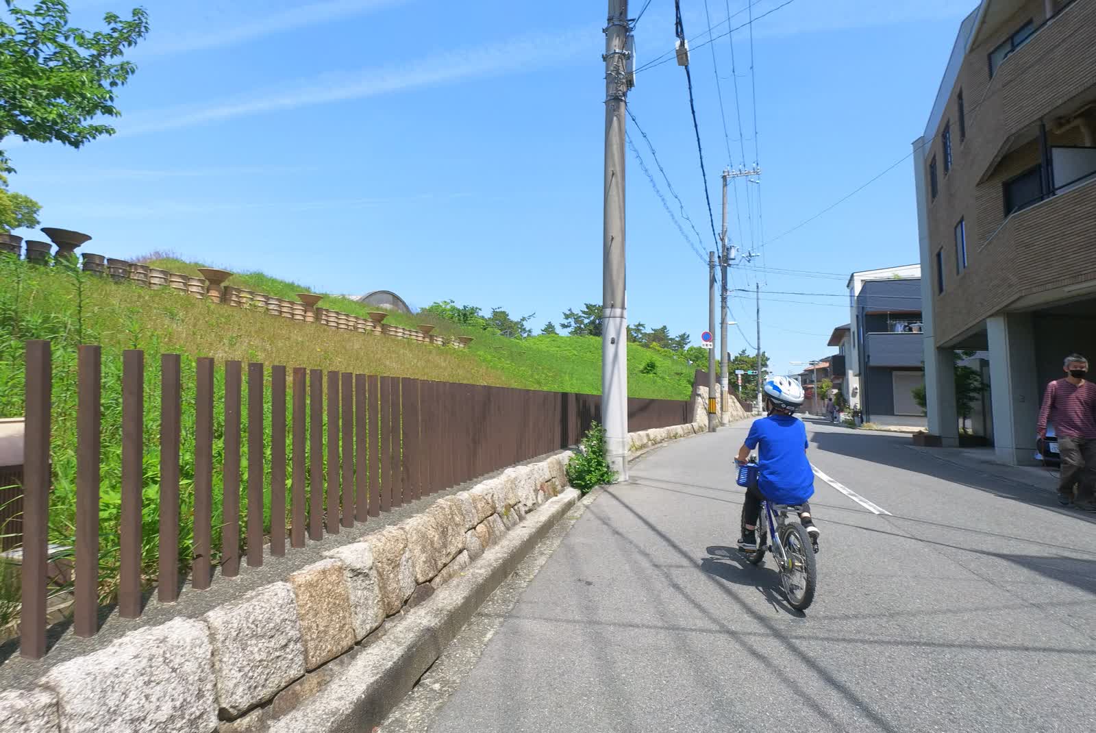 御獅子塚古墳が左手に見える