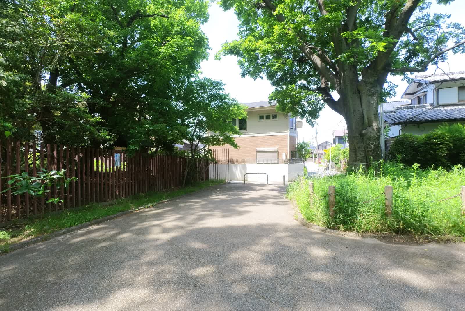 大石塚古墳と小石塚古墳に挟まれた道