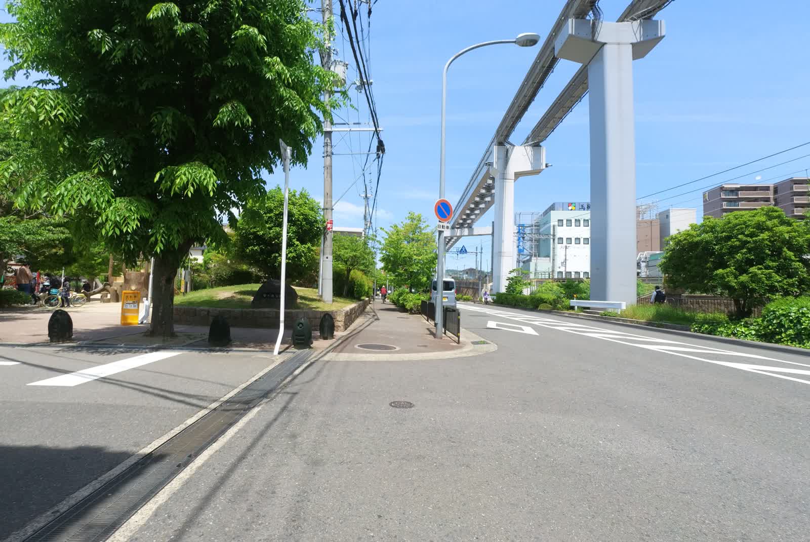 モノレール下の道沿い