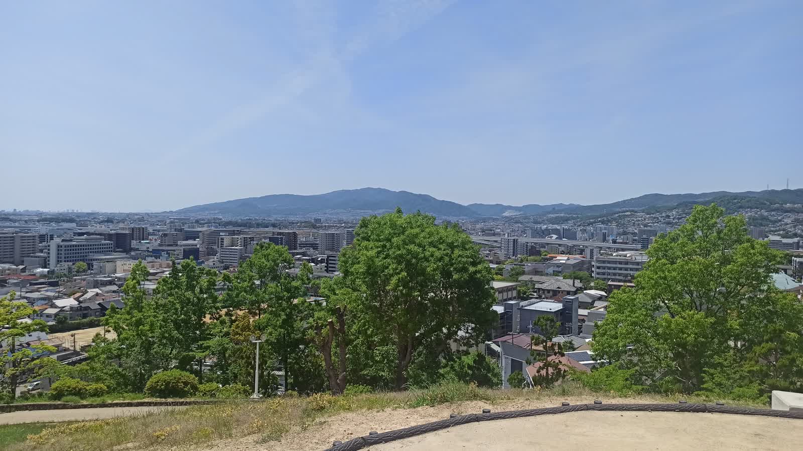池田茶臼山古墳から神戸、六甲山の眺め