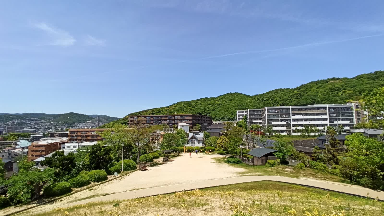 池田茶臼山古墳から五月山の眺め