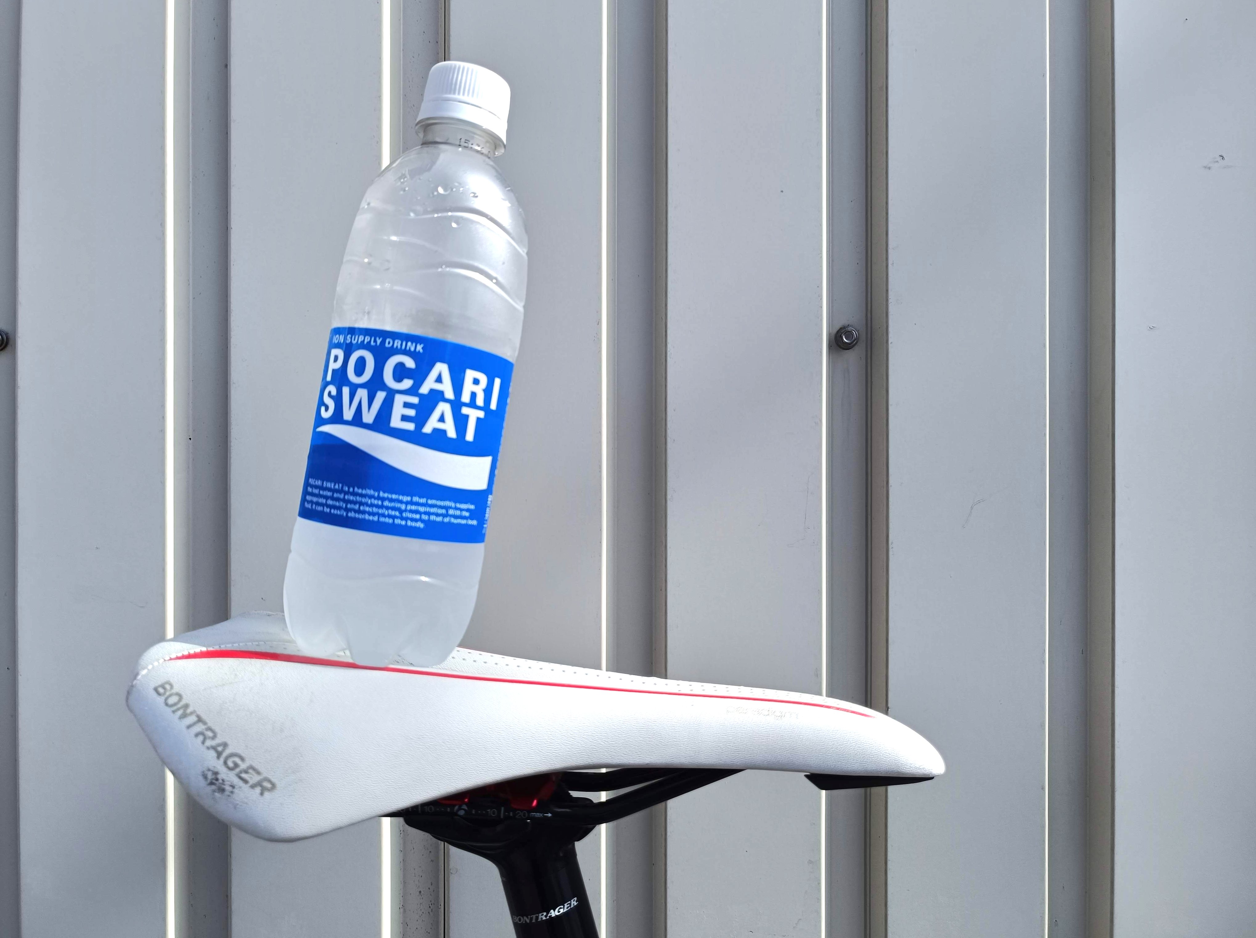 自転車のサドルに乗ったポカリスエット