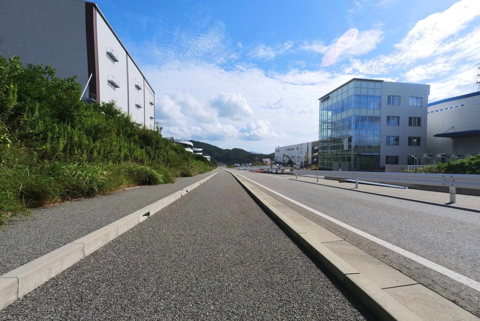 工業団地を通る整備された道