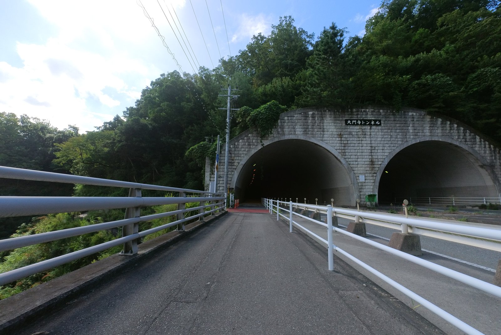 トンネル手前の道