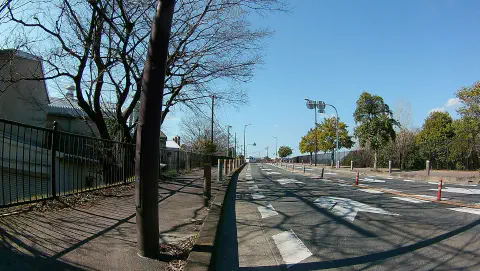 右手に未舗装の道への入り口