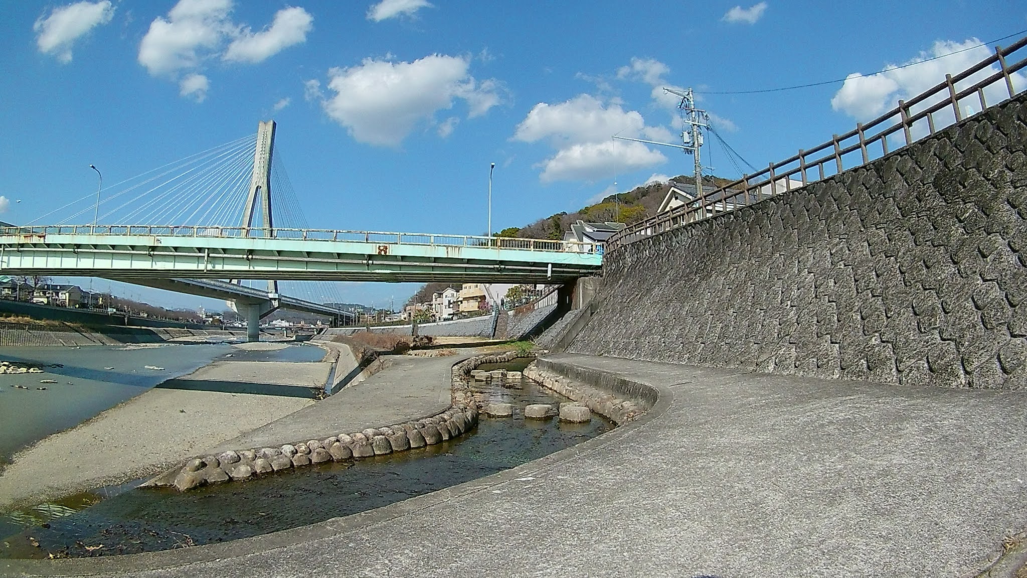 川沿いの道
