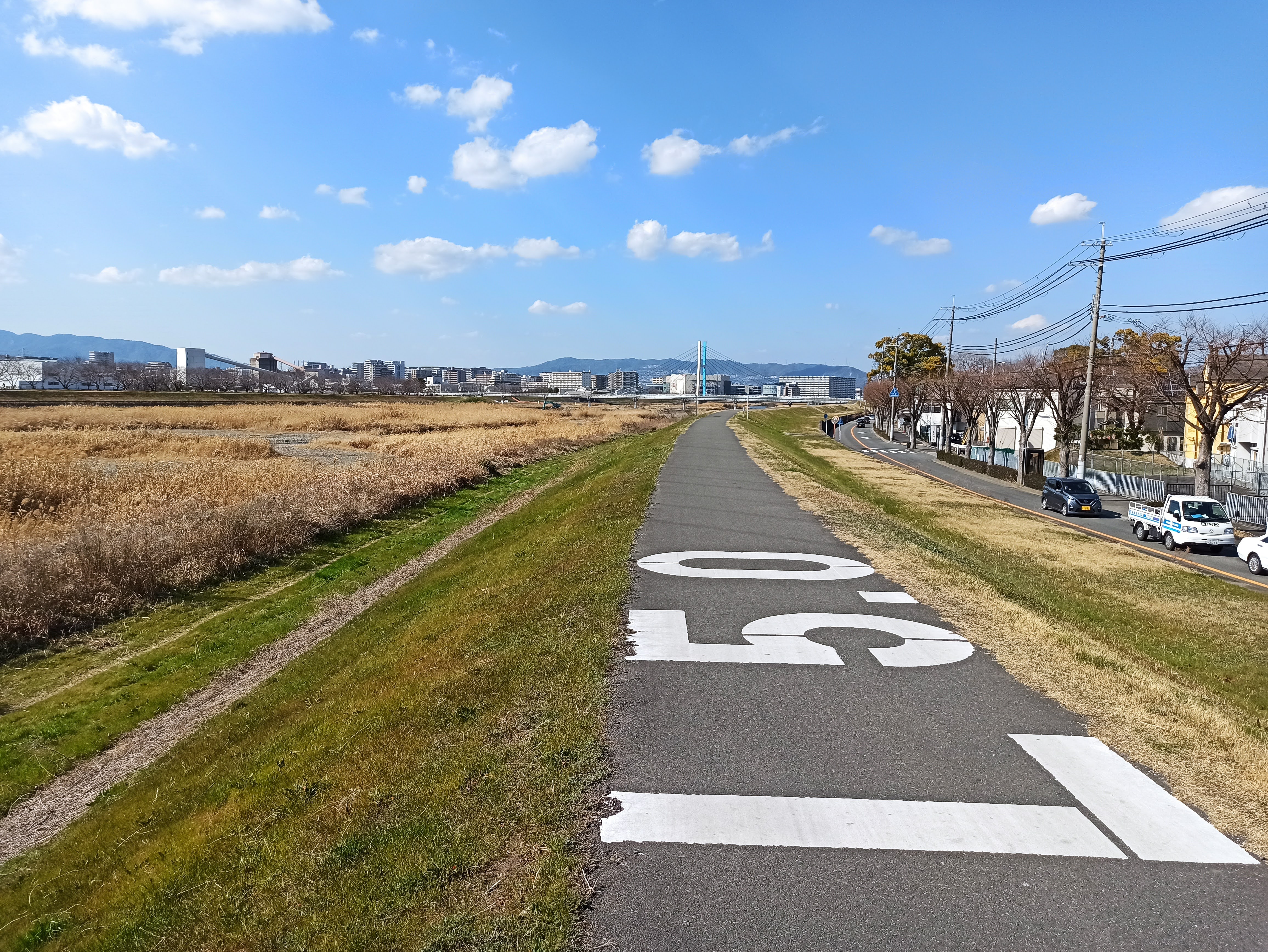 猪名川沿いを走る