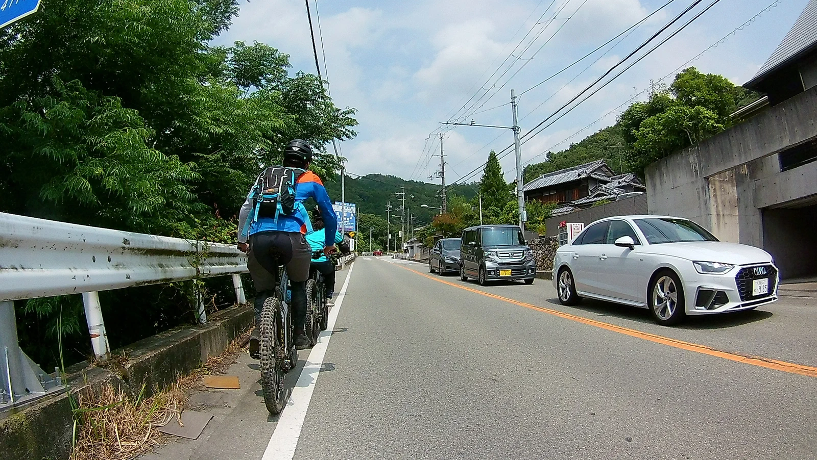 府道4号を登る