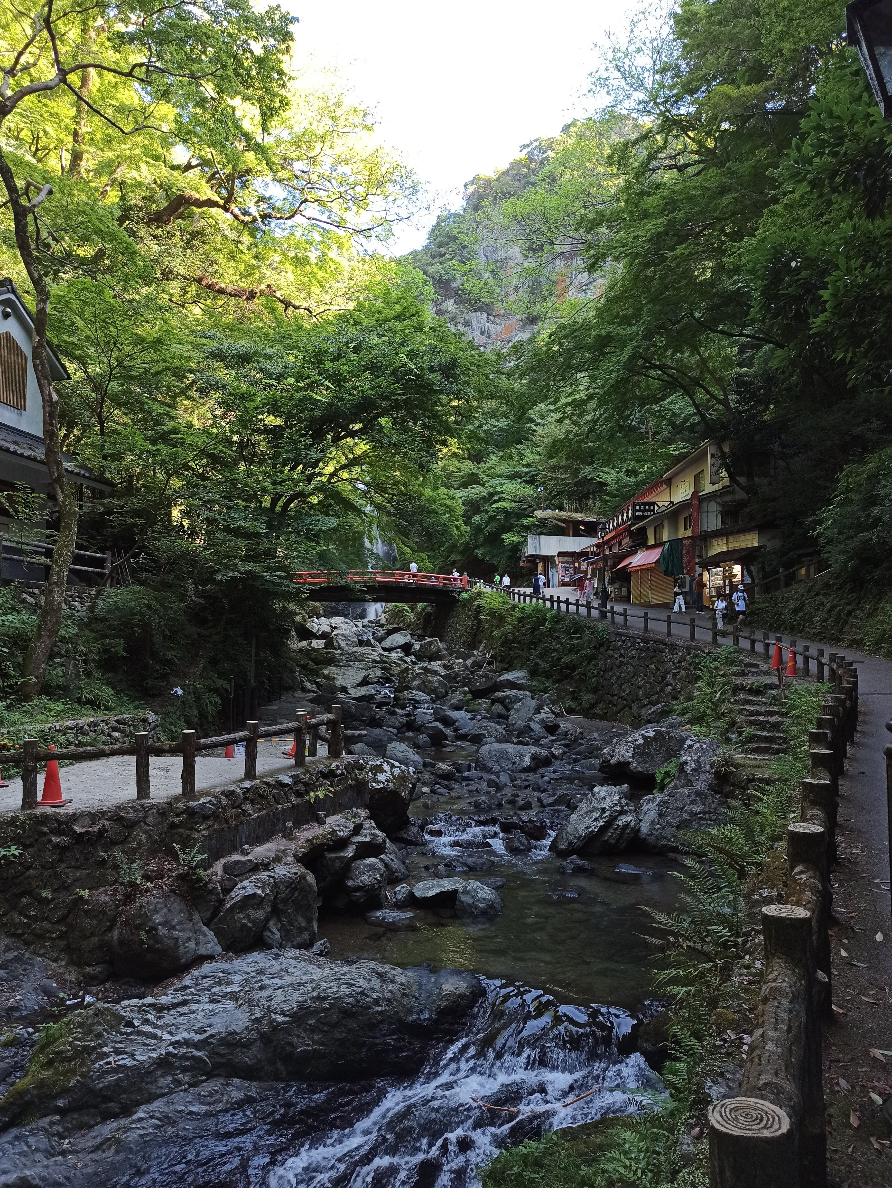 箕面大滝前の道