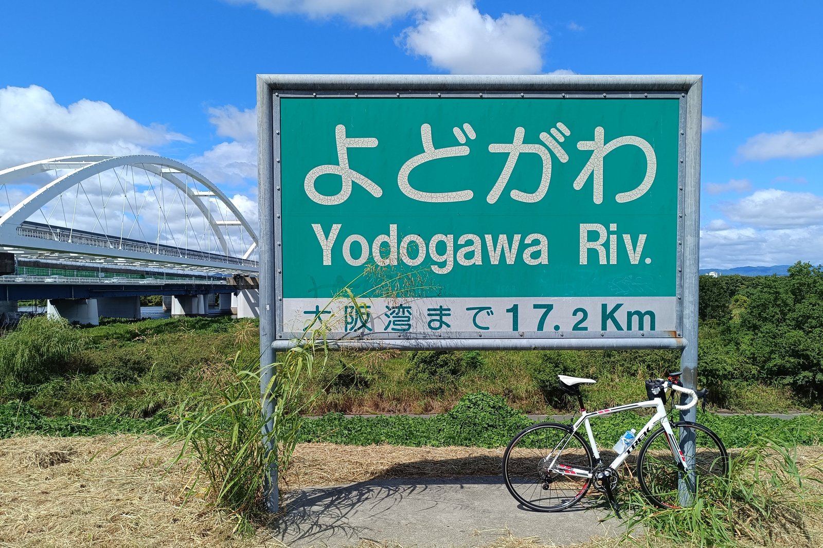 鳥飼大橋付近の淀川の看板