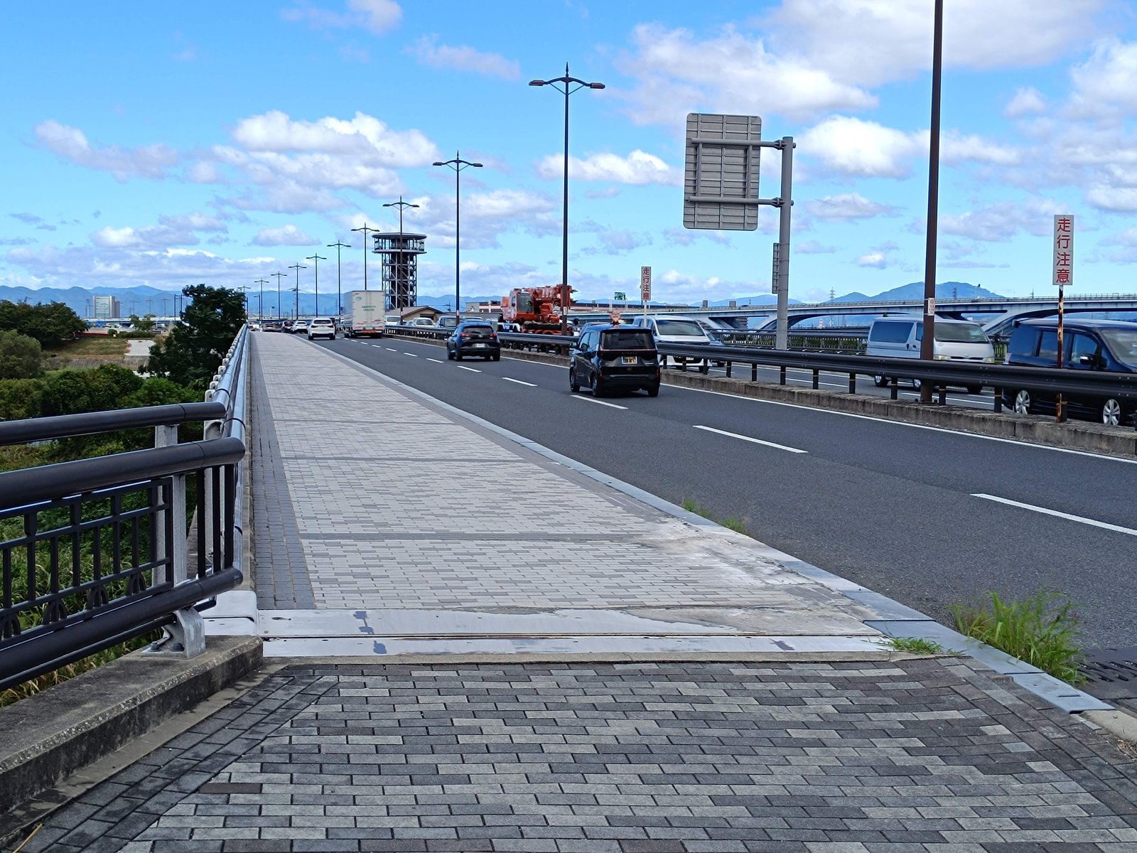 木津川御幸橋の先にさくらであい館