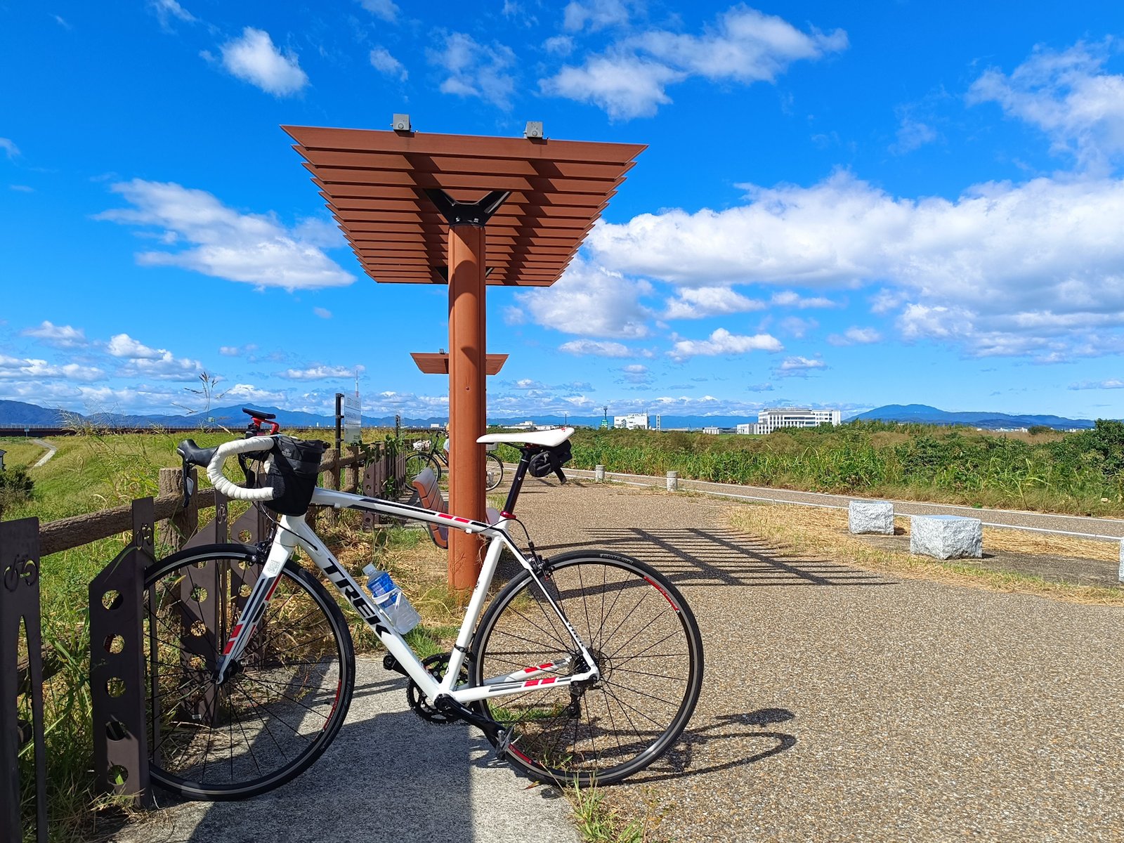 流れ橋の前にある広場