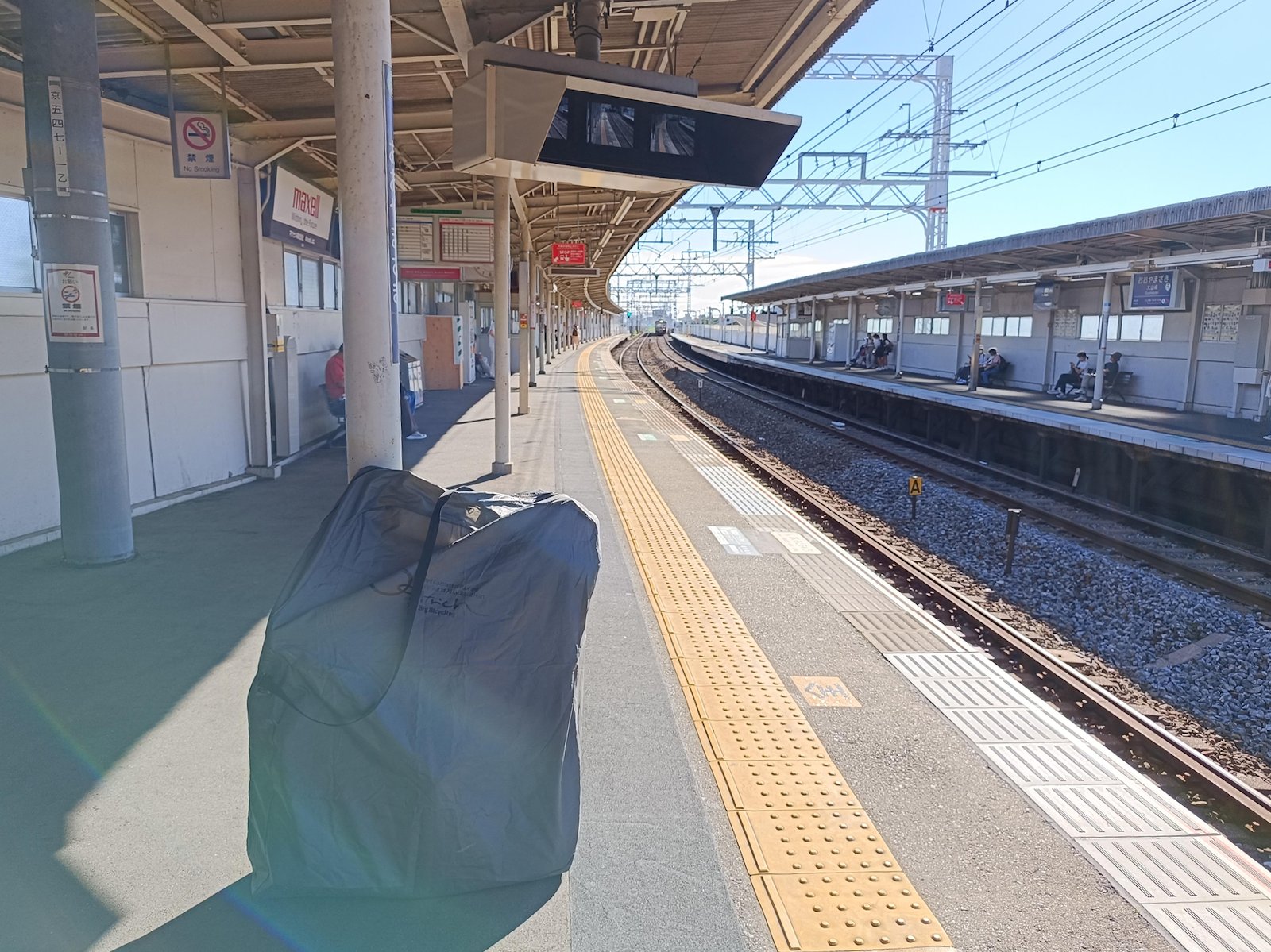 輪行バッグに入れ駅のホームに置いた自転車
