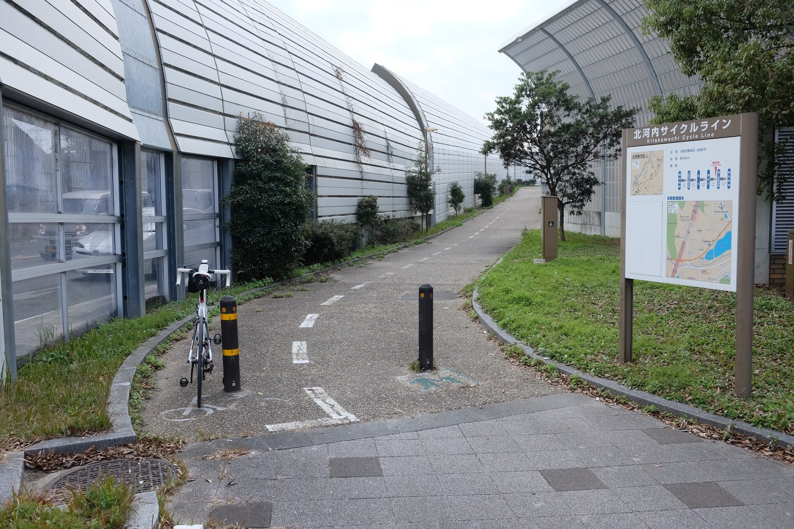 第二京阪道路の自転車道入口と看板
