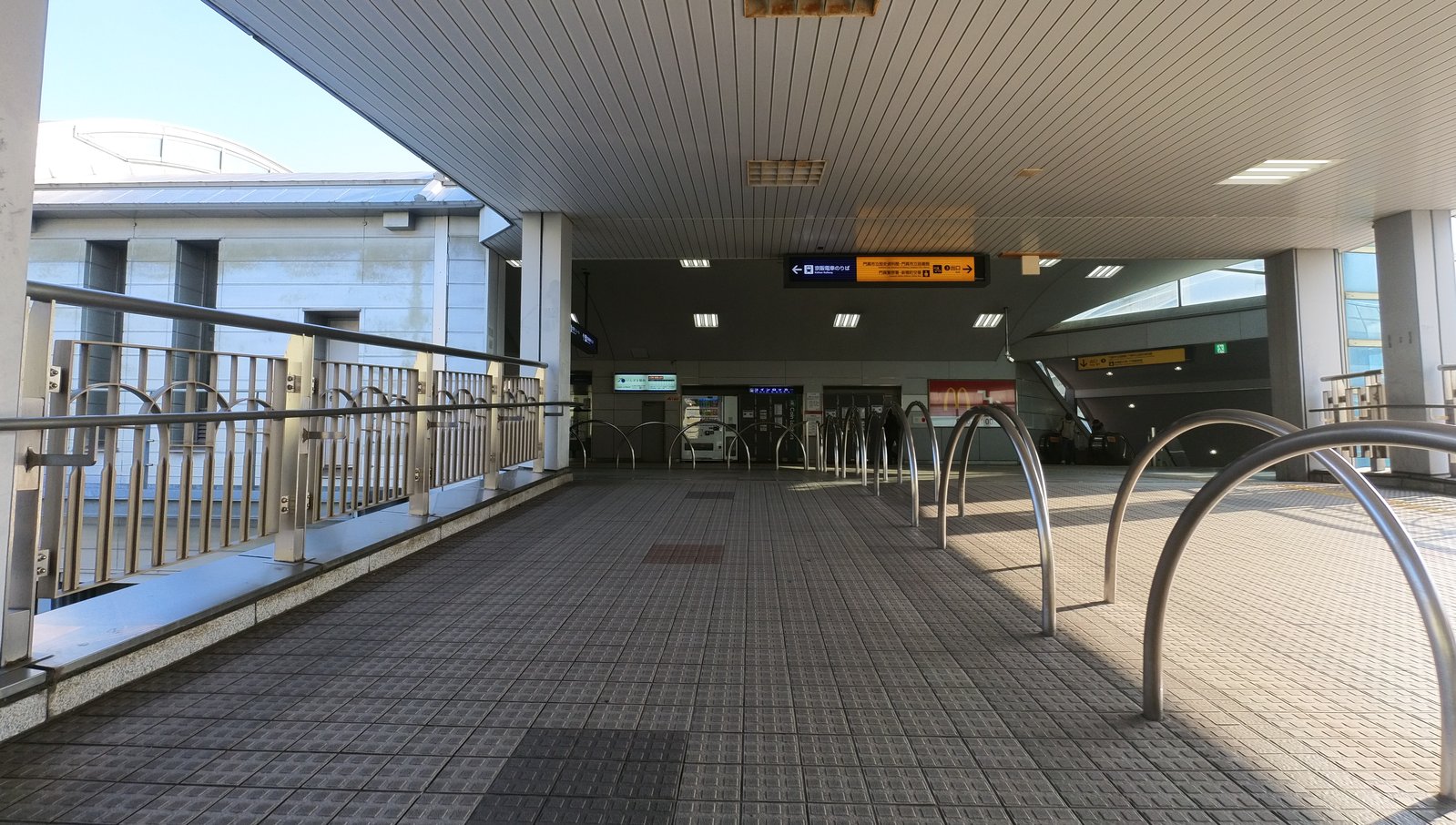 門真市駅改札前
