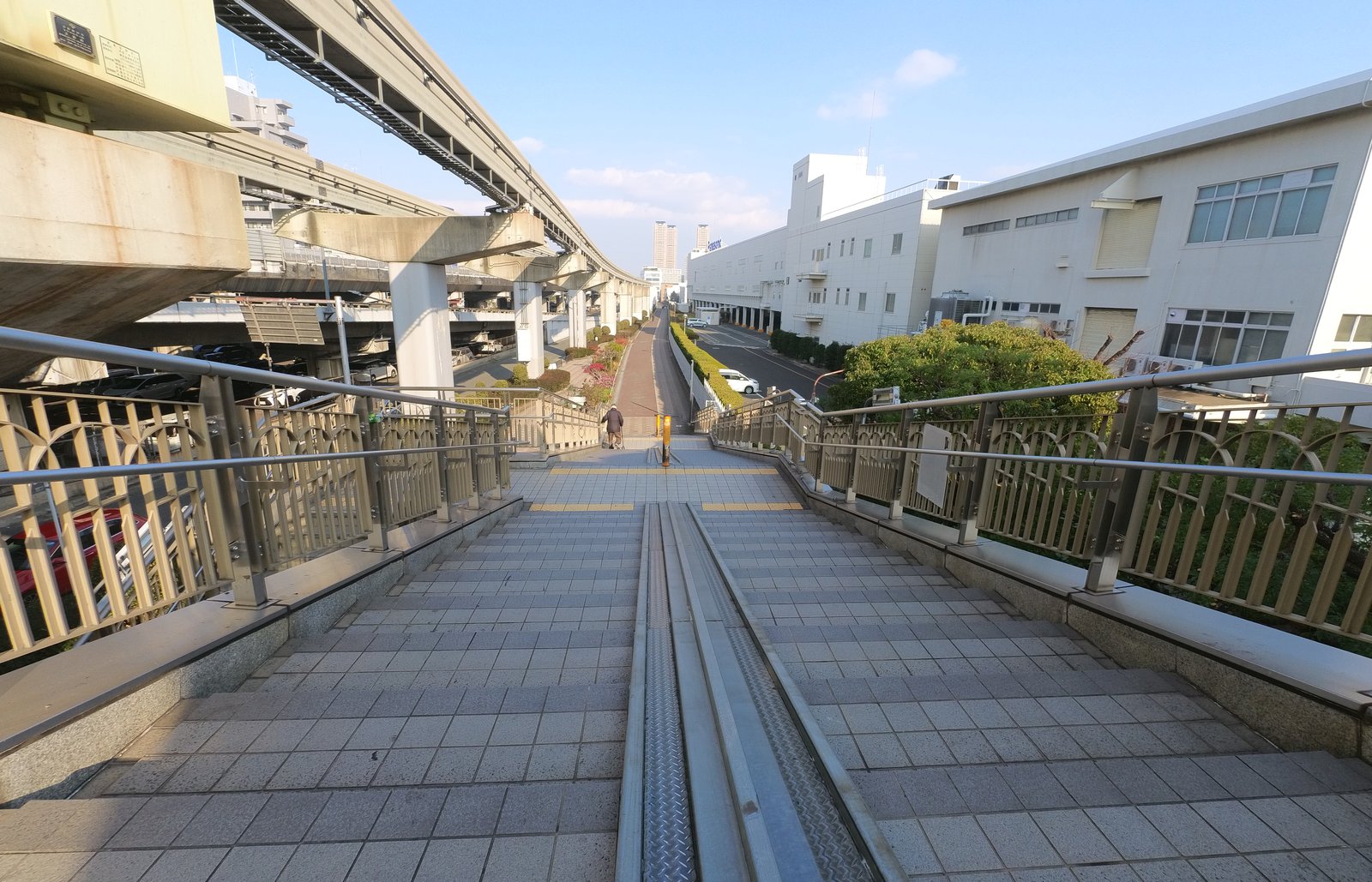 階段を降りる