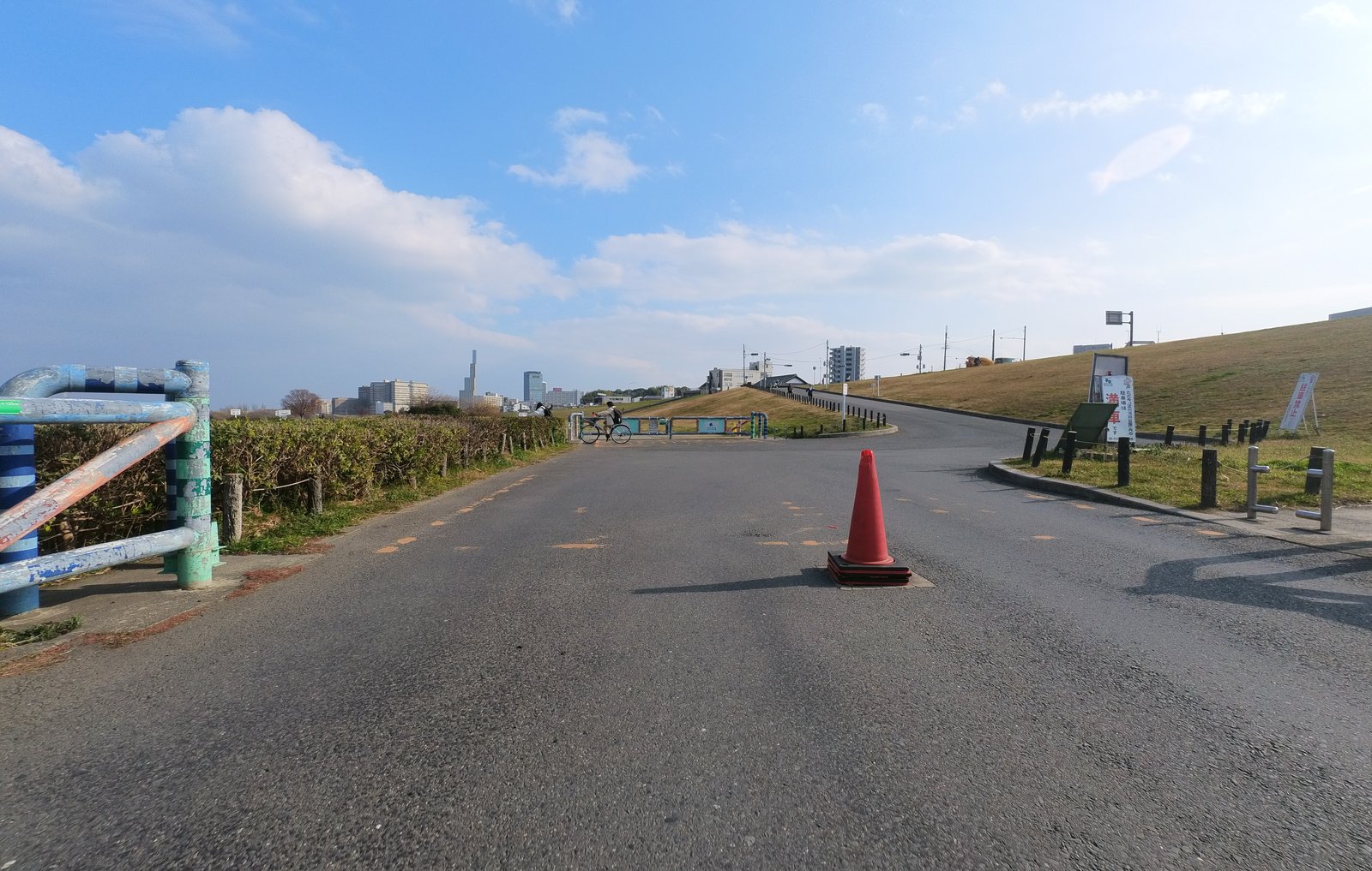 淀川土手下の車止め
