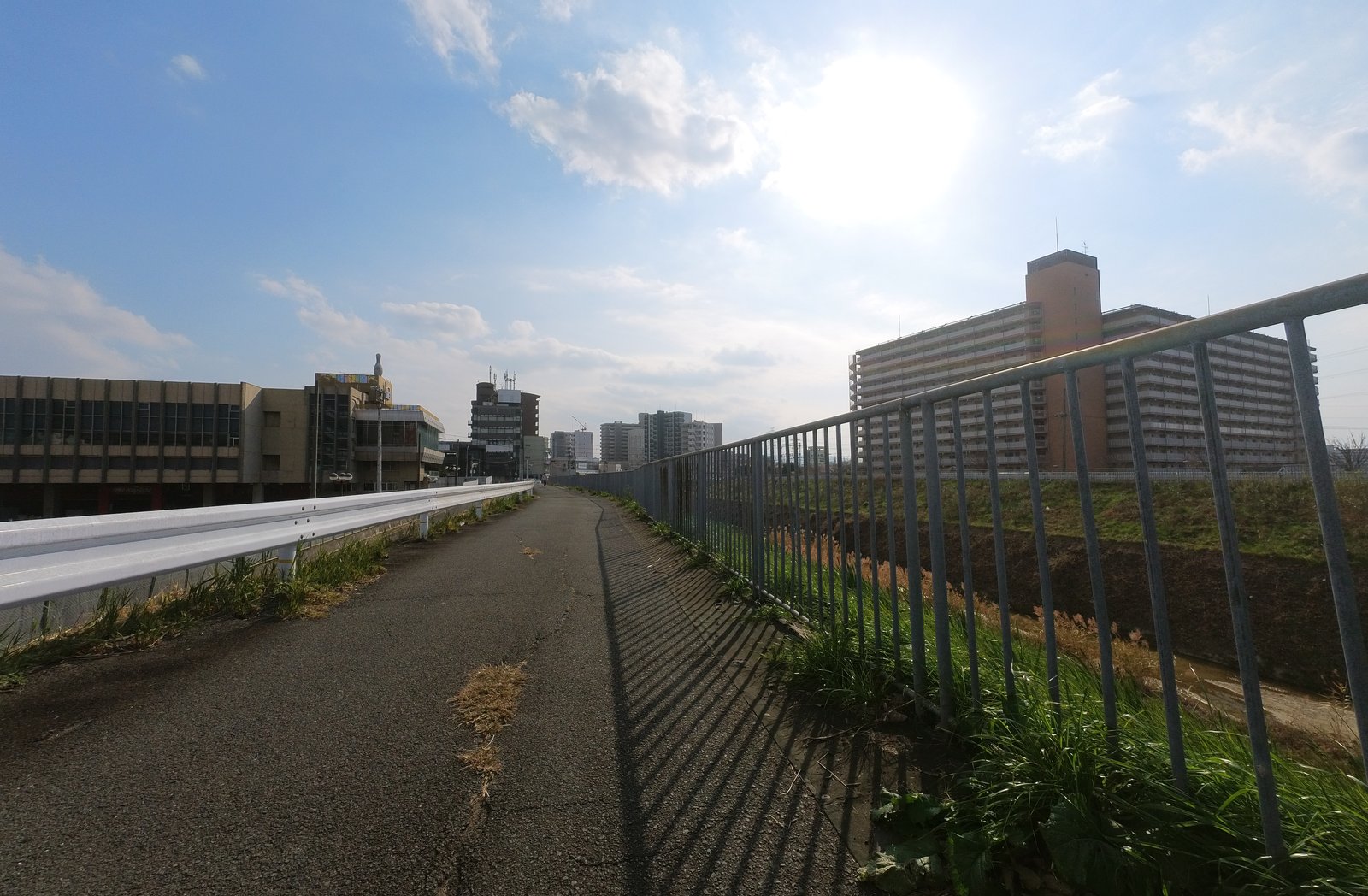 穂谷川沿いの細い道