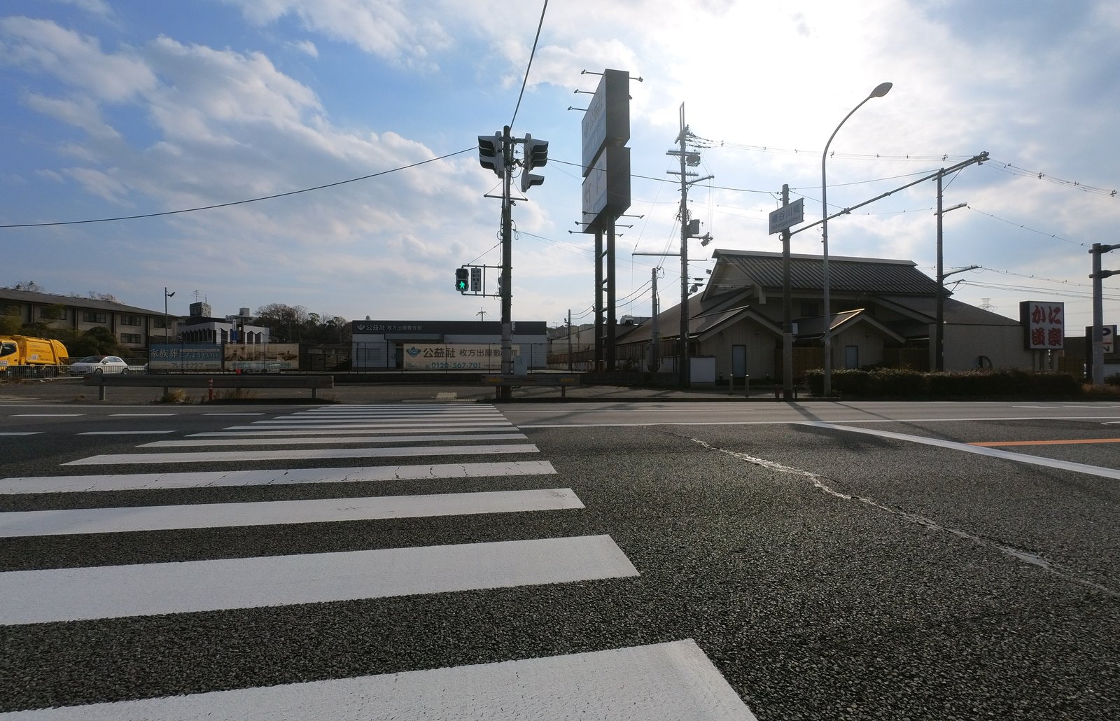 国道1号に突き当たり