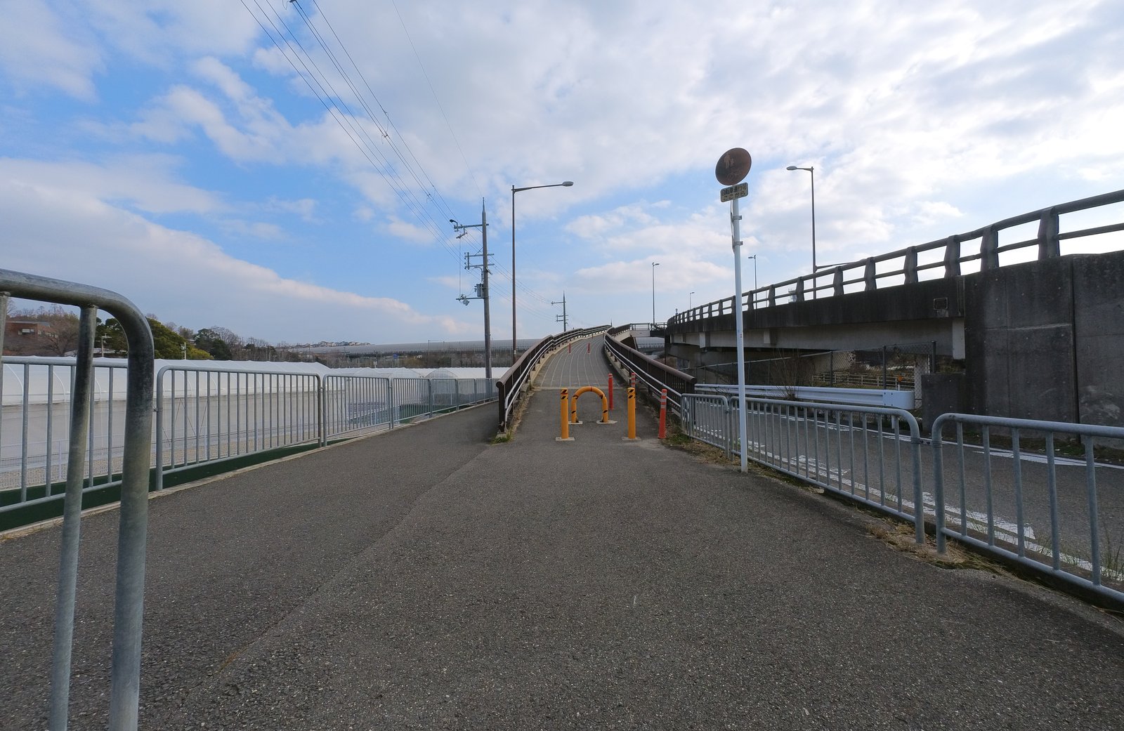 穂谷川沿いから上に登る道