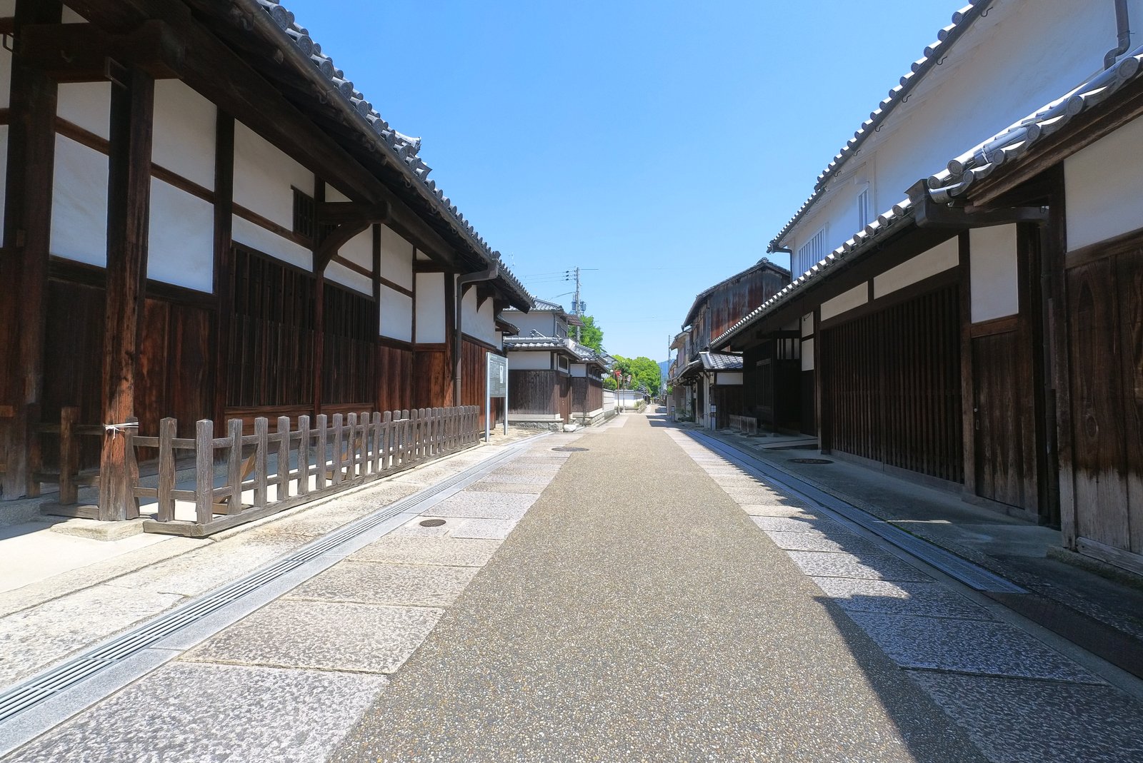 旧杉山家住宅前の道