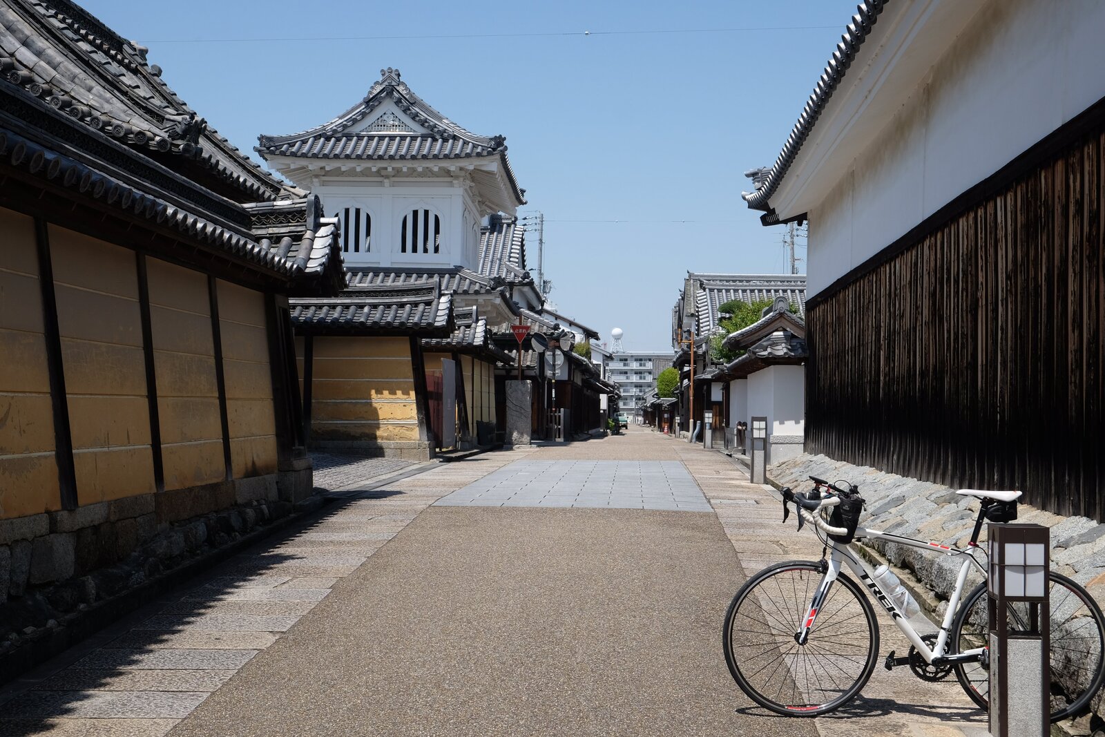 富田林興正寺別院前の通りと鼓楼