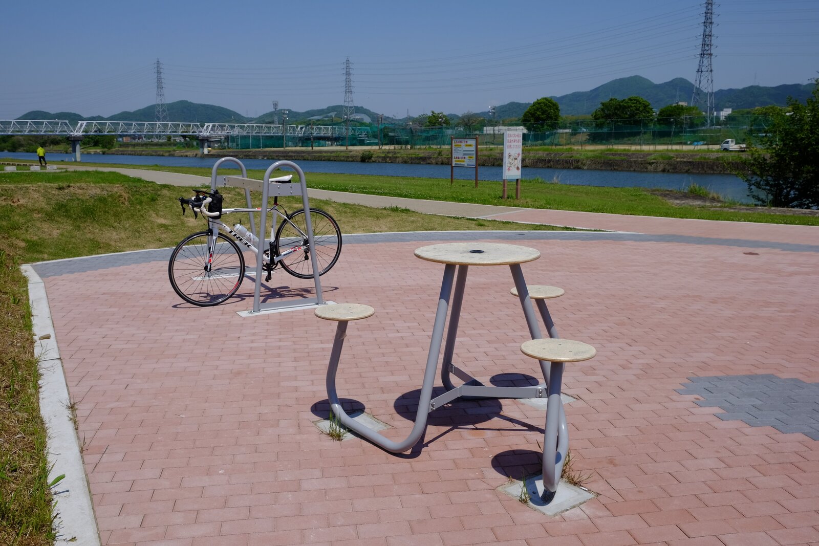 サイクルスタンドとテーブルがある広場