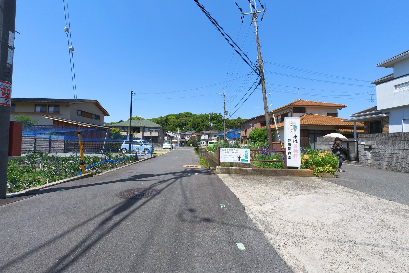 細い道を進む