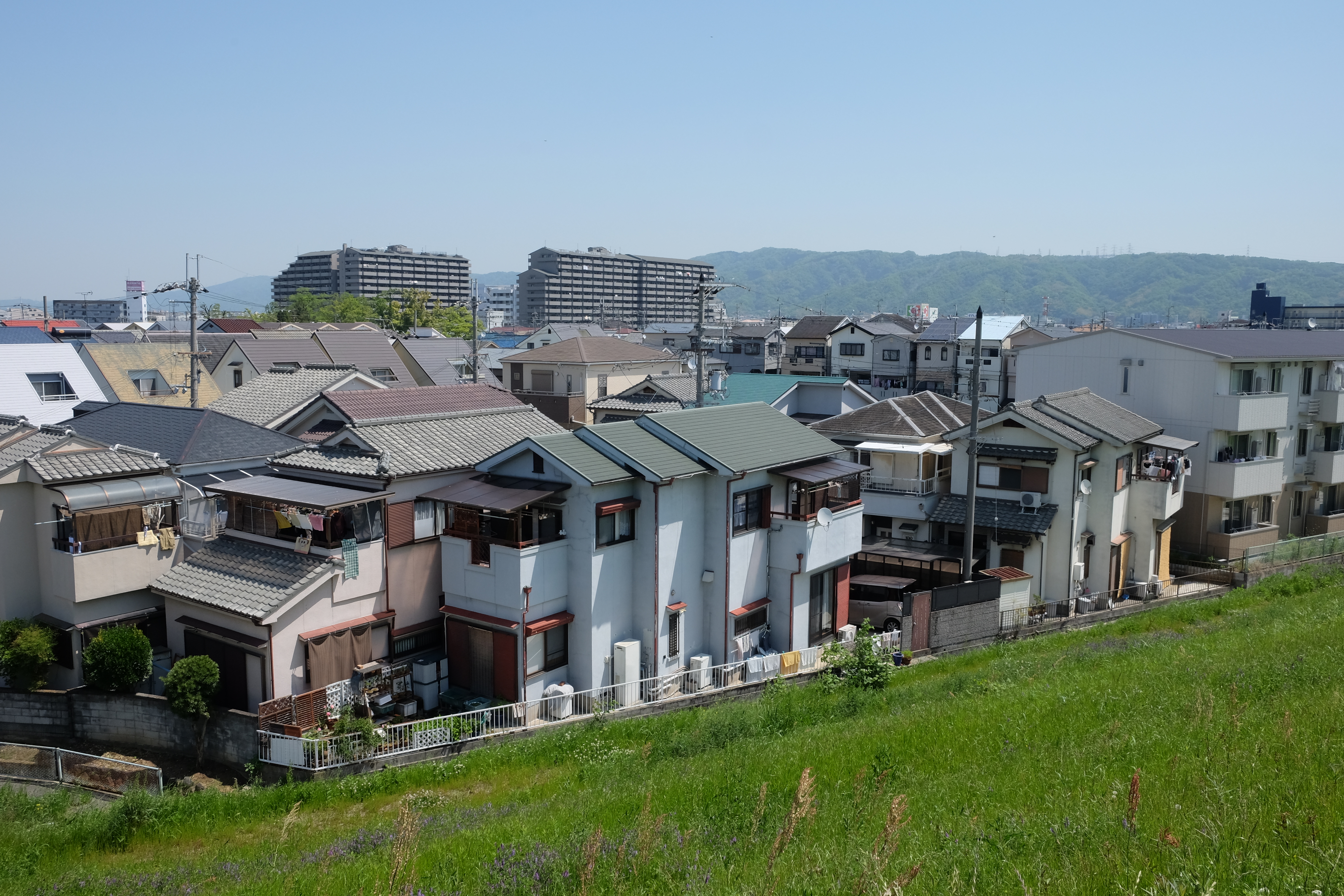 住宅街と背景に生駒山