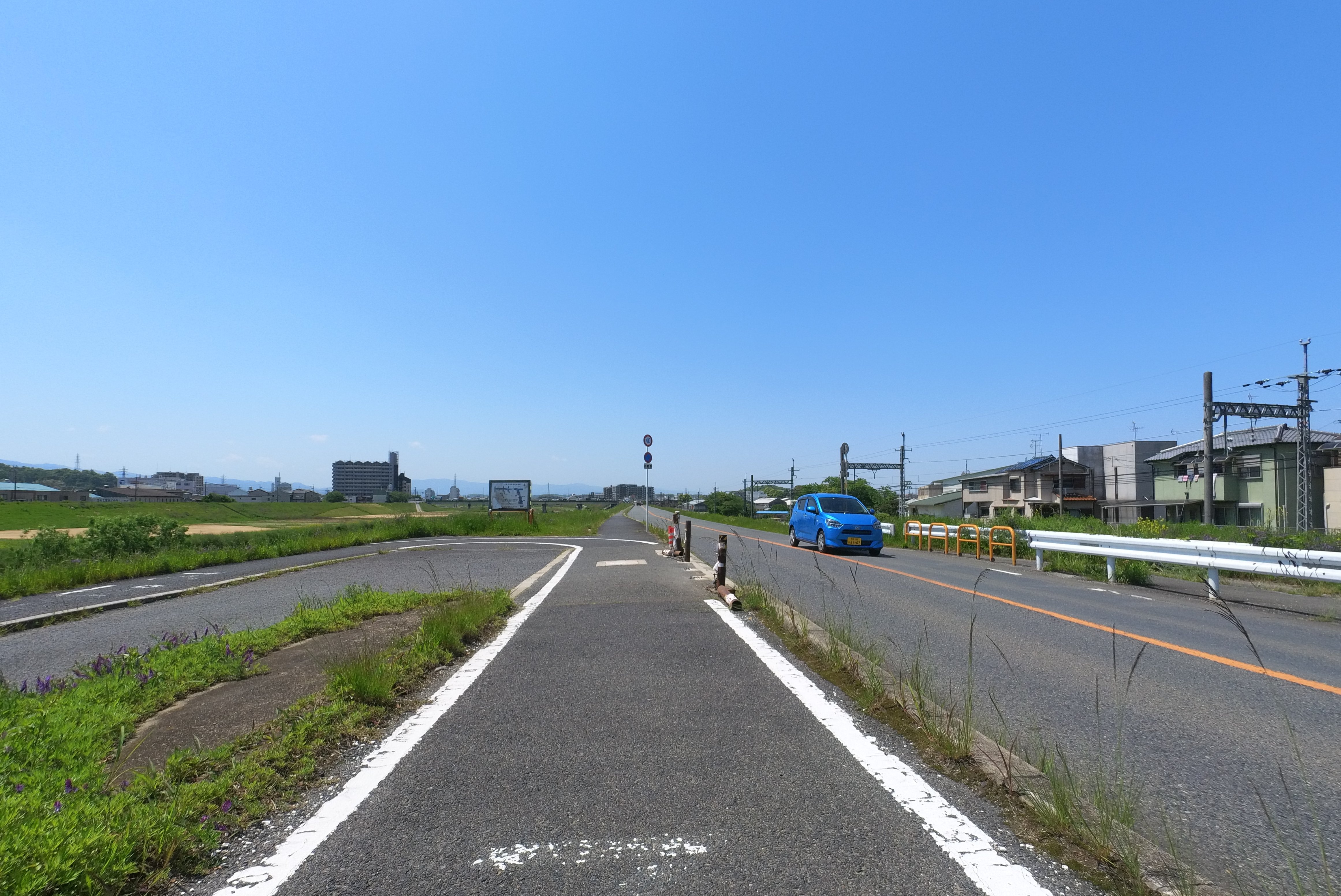 川の傍へ降りていく道