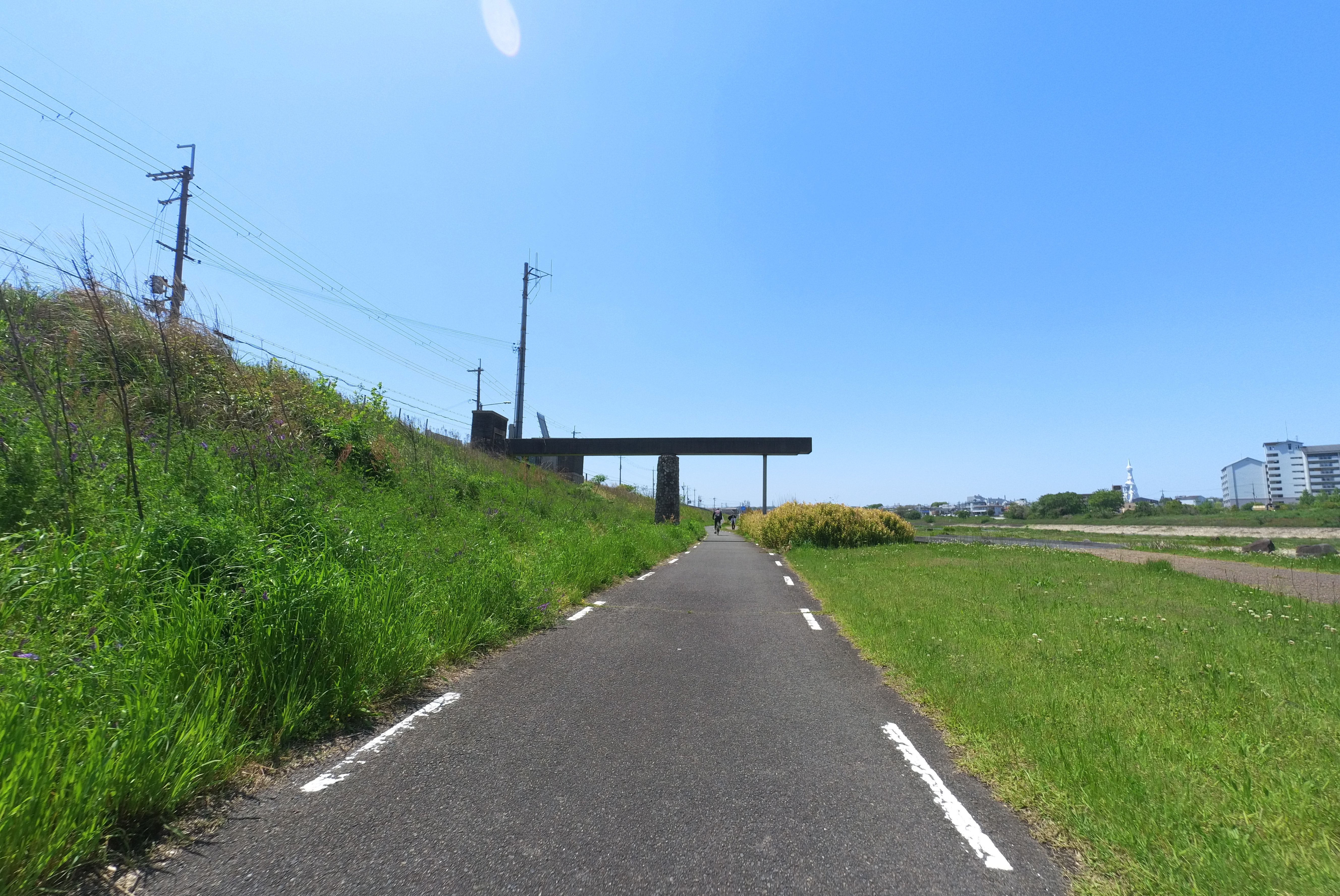 川沿いを進む