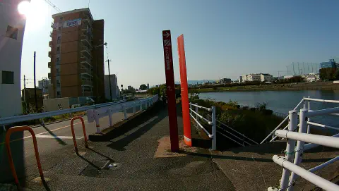 榎木橋から川沿いの道へ下る