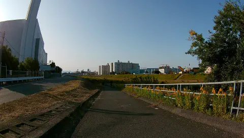安威川との合流地点で車道へ上がる