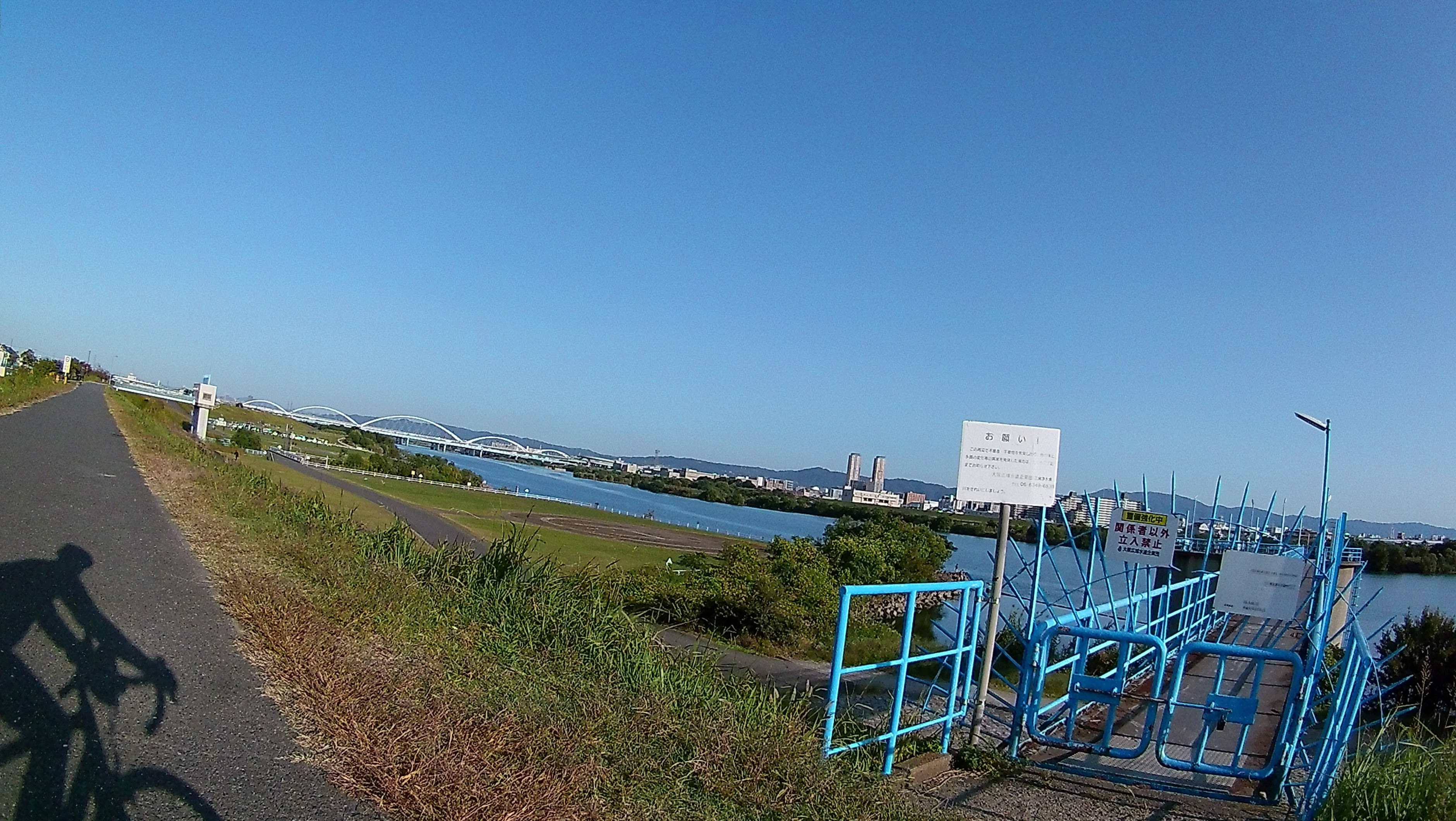 淀川右岸、土手上から左岸を見る
