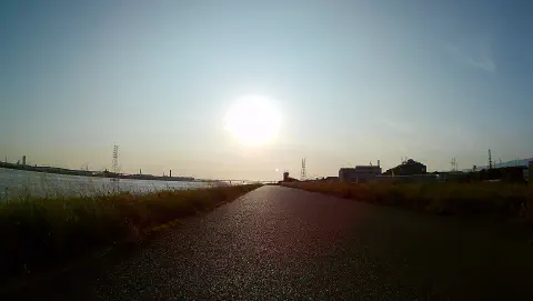 落ちていく日に向かい淀川右岸を河口へ進む