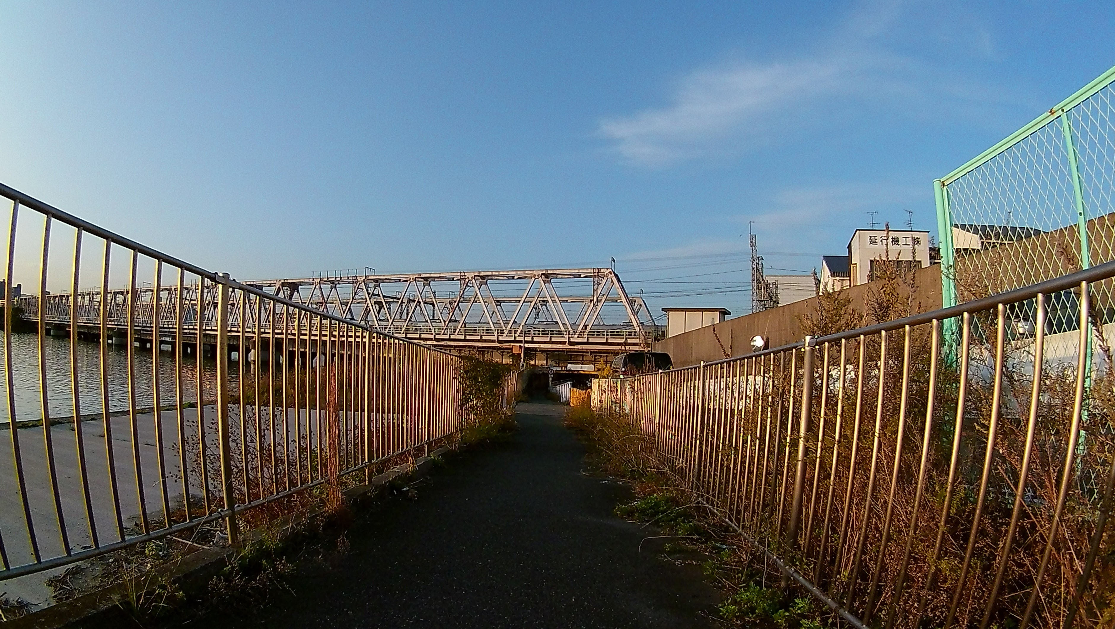 川沿いへ下る