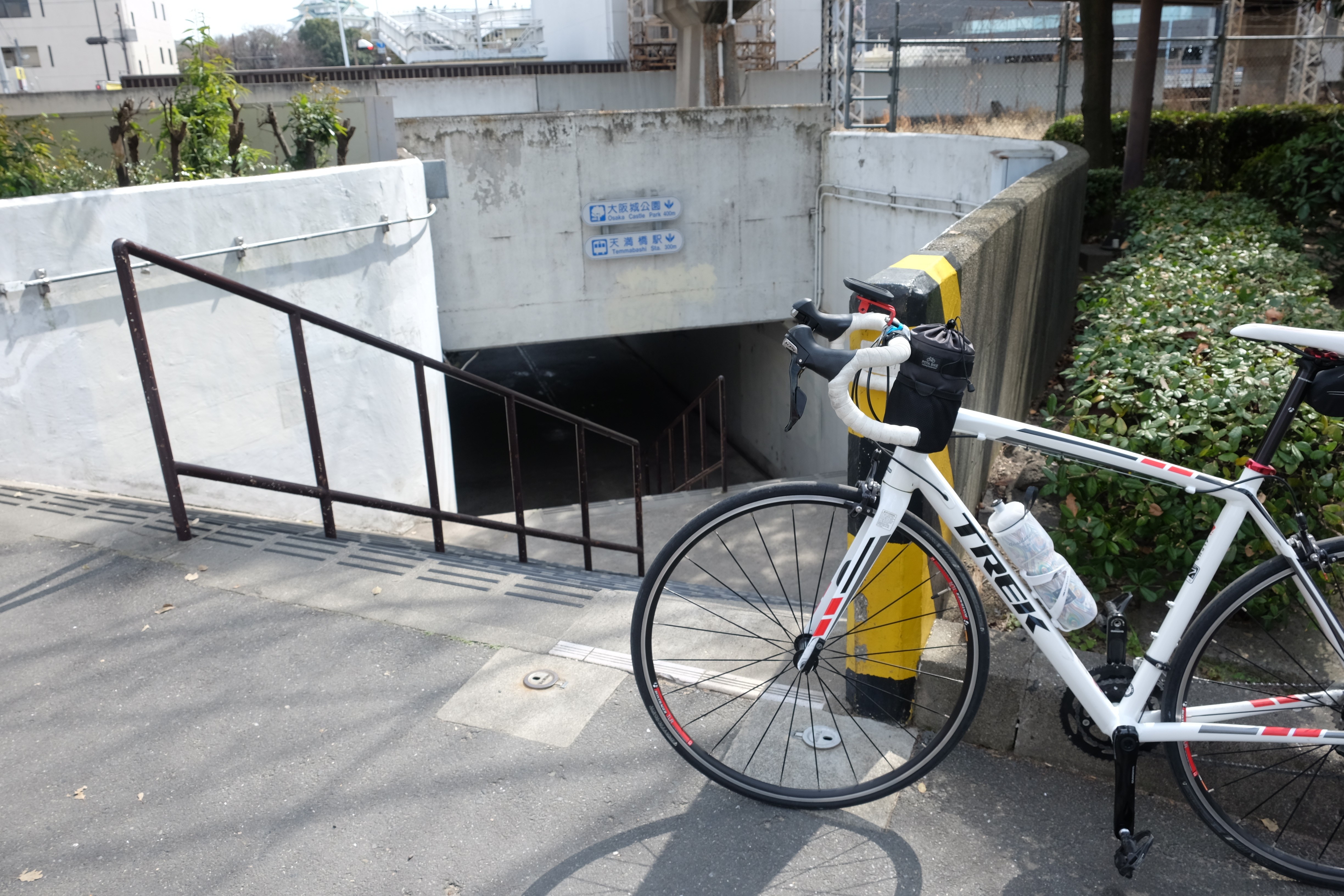 線路下へ続く階段