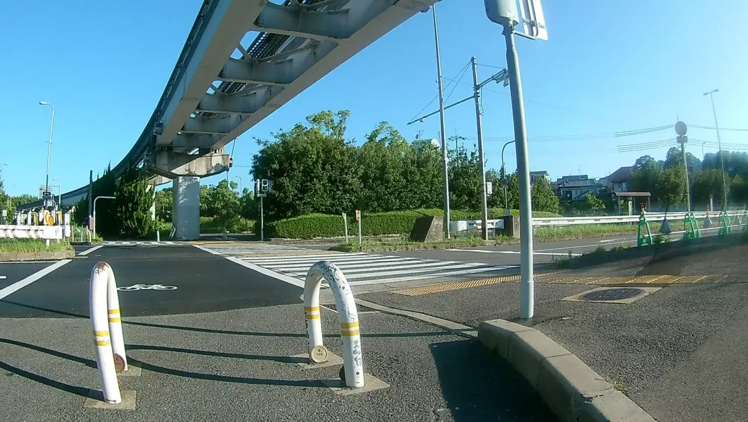 公園東口駅を越えて右へ