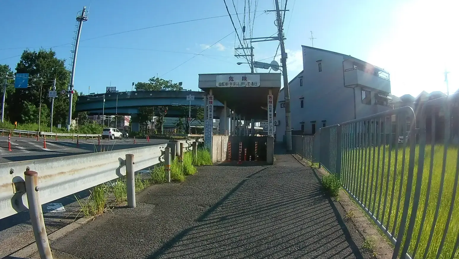 地下を通り右折後の左車線へ出る道