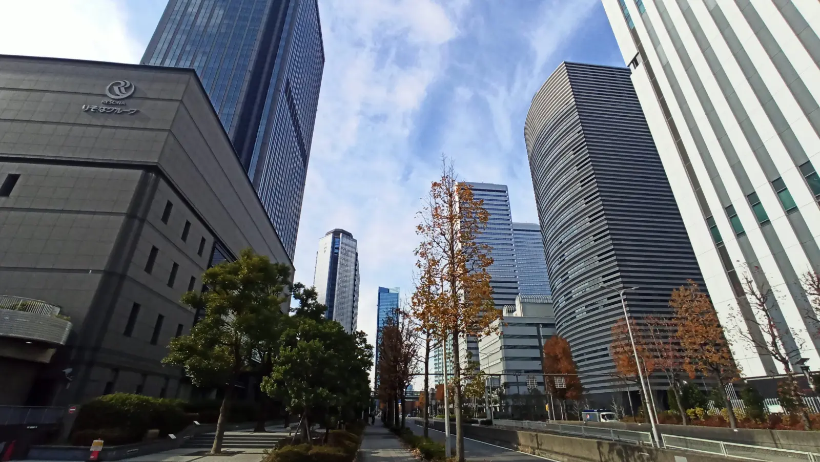 高層ビルの間