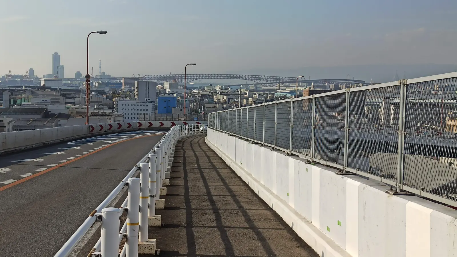 橋を下り対岸へ渡る