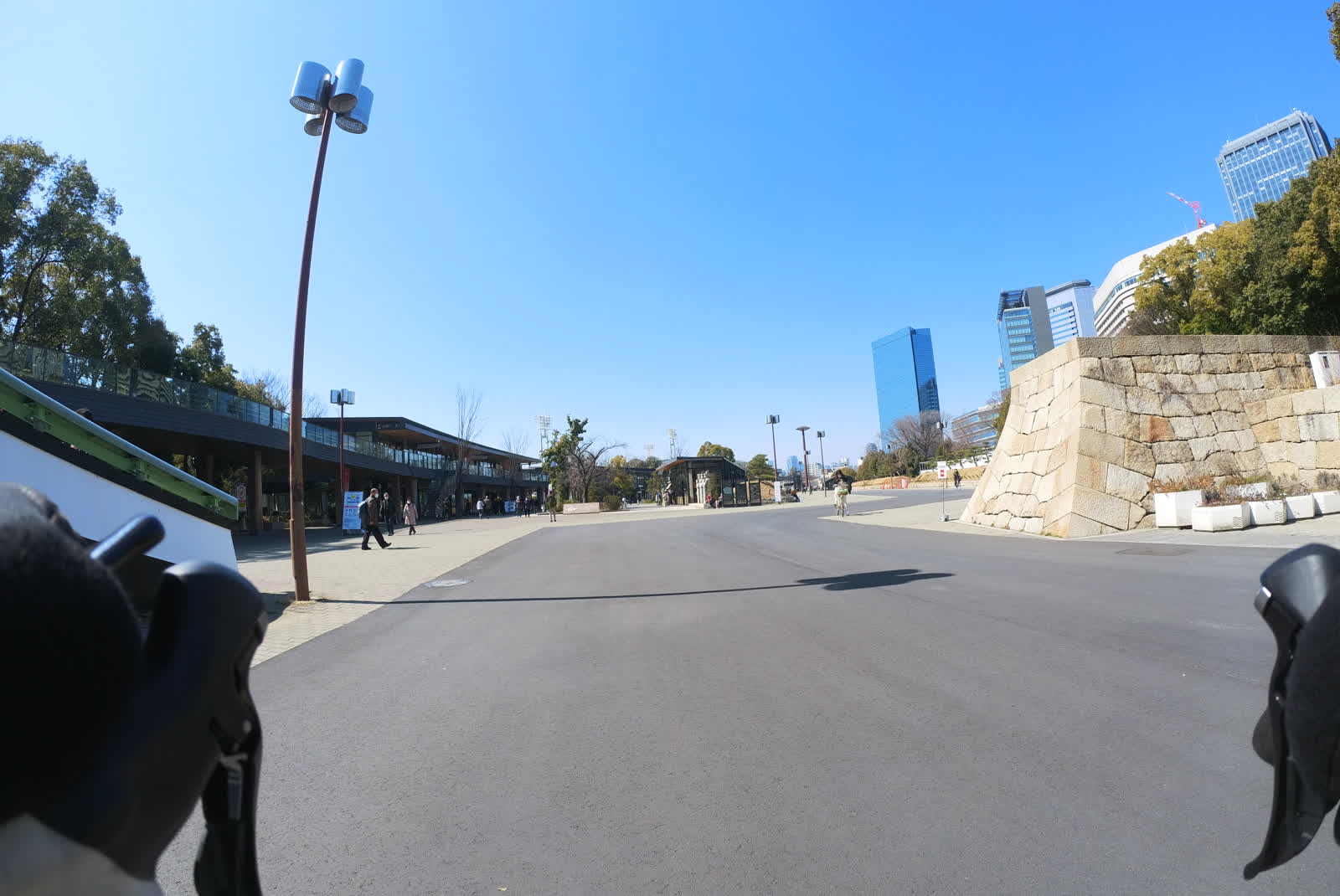 大阪城公園入口の広場