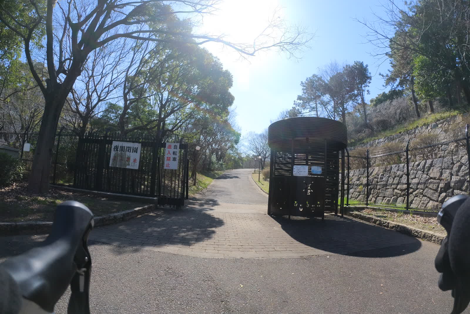 鶴見緑地の北東の入口