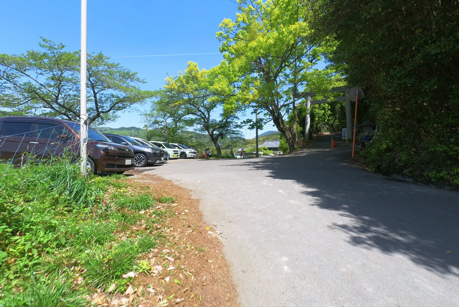 鳥居前の広場