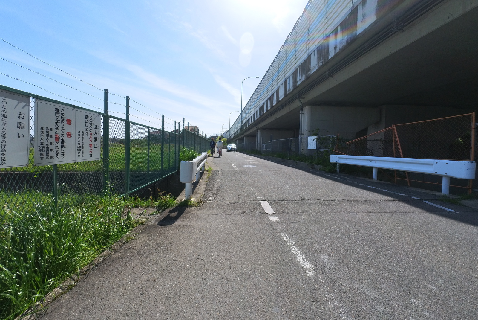 名神高速沿いの道