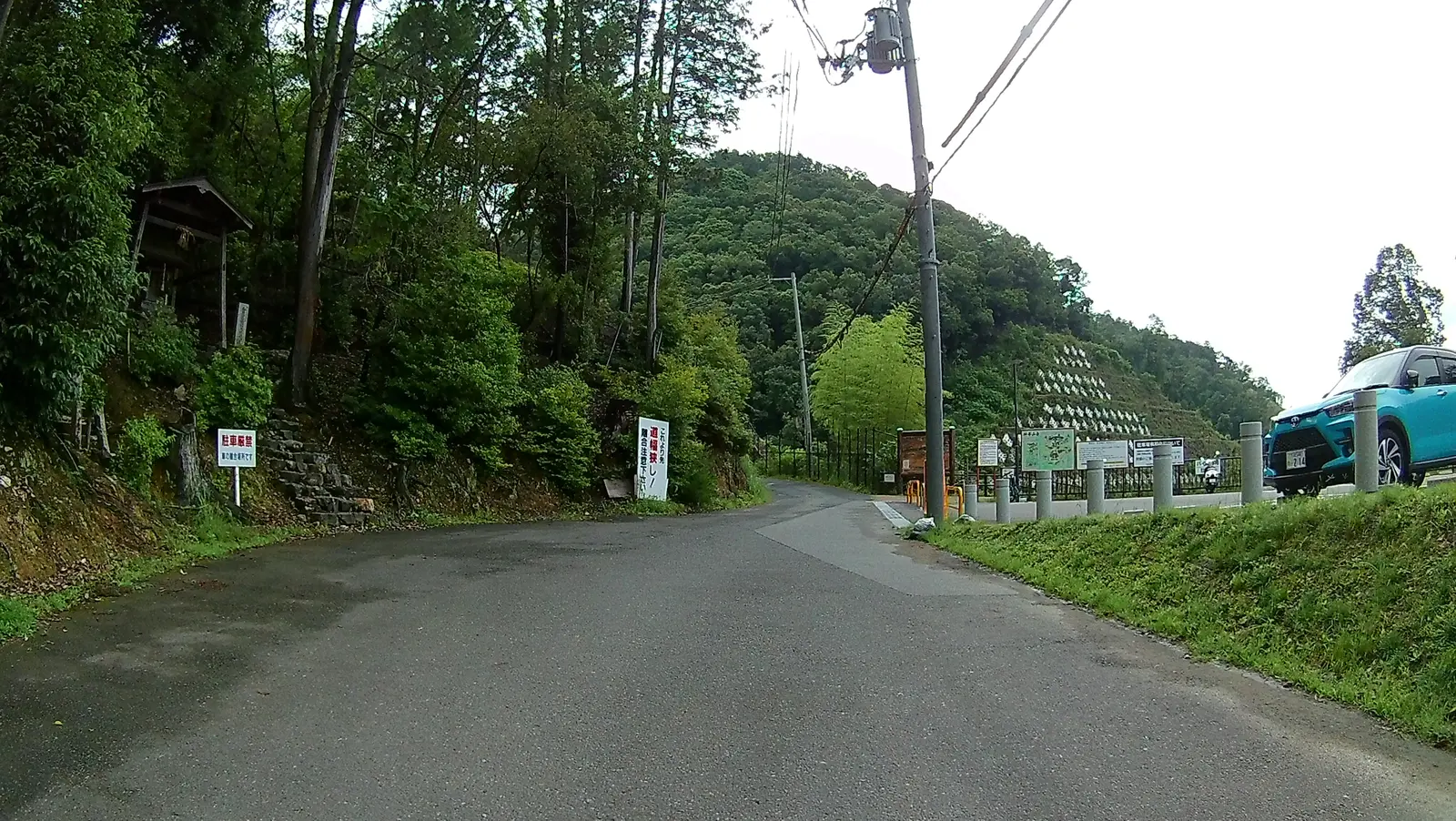 駐車場に出た
