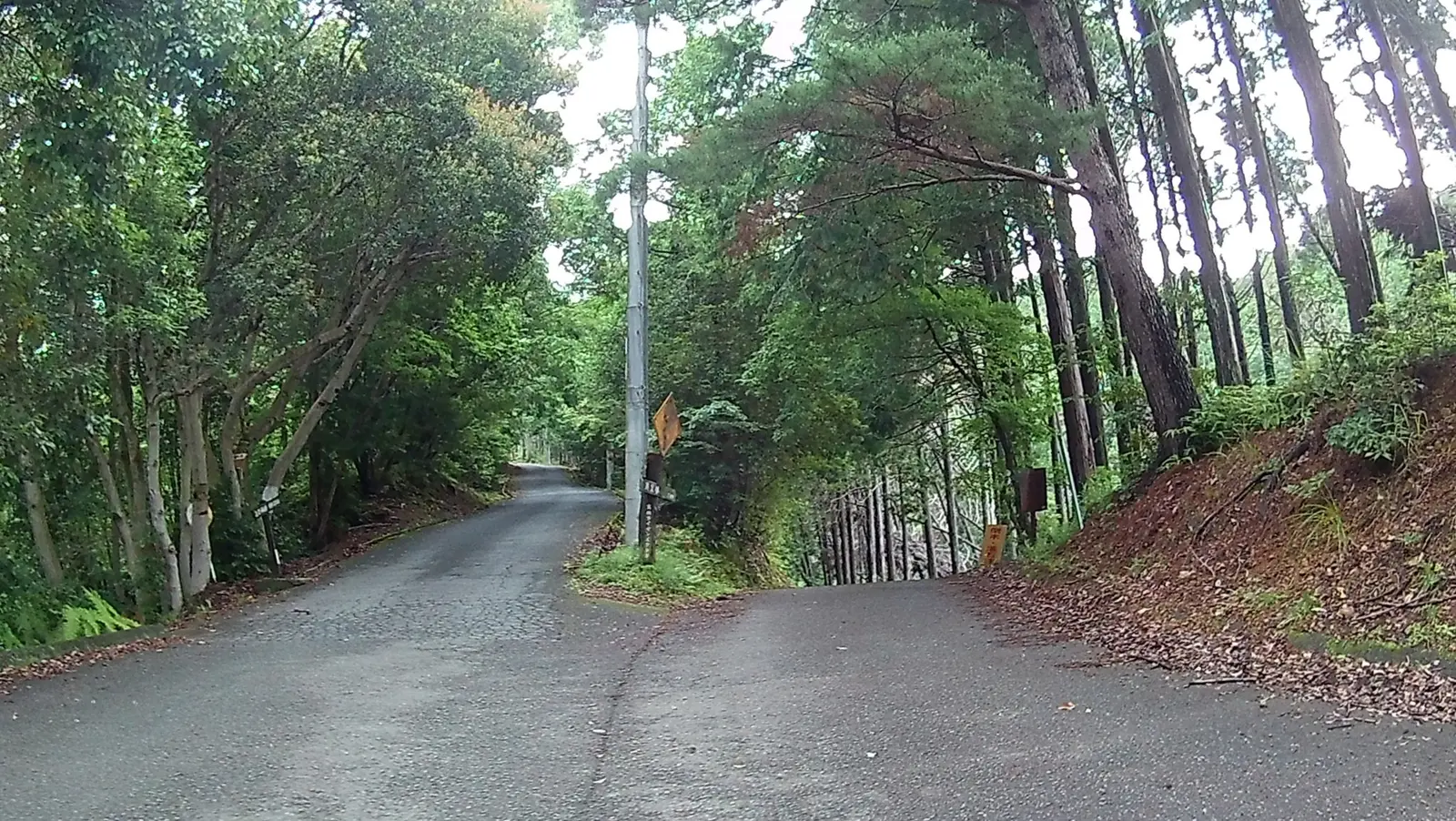 本山寺への道との分岐