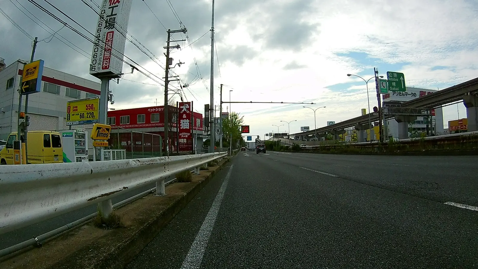 モノレールと高速道路の横を走る
