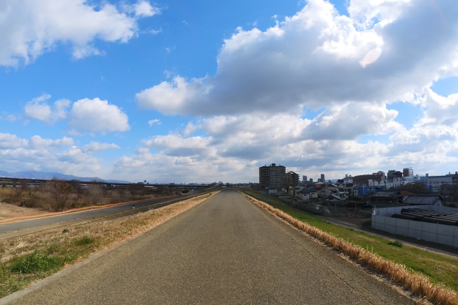 淀川沿いの土手上を走る